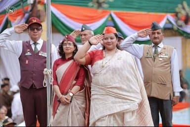 श्रीनगर गढ़वाल के ऐतिहासिक गोला बाजार में स्वतंत्रता दिवस पर नगर निगम की ओर से भव्य समारोह आयोजित किया गया। विभिन्न विद्यालयों के छात्र-छात्राओं ने शानदार परेड और आकर्षक झांकियां प्रस्तुत कर माहौल को देशभक्ति से सराबोर कर दिया। महापौर आरती भंडारी और नगर आयुक्त नुपुर वर्मा ने परेड की सलामी ली। भारत माता की जय और वंदे मातरम् के नारों से पूरा बाजार गूंज उठा। महापौर ने स्वतंत्रता सेनानियों के बलिदान को याद करते हुए बच्चों में राष्ट्रप्रेम और जिम्मेदारी की भावना मजबूत करने का आह्वान किया।