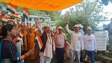 स्वतंत्रता दिवस के अवसर पर आज वीरों की भूमि चौदकोट गाढ़ी में देशभक्ति और उत्साह का अद्भुत माहौल देखने को मिला। ग्रामीणों और क्षेत्रवासियों ने पूरे जोश और गरिमा के साथ स्वतंत्रता दिवस मनाया। इस अवसर पर वीर शहीदों और देश की आजादी के लिए अपना सर्वस्व न्योछावर करने वाले स्वतंत्रता सेनानियों को श्रद्धापूर्वक याद किया गया।कार्यक्रम में सामाजिक कार्यकर्ता कविंद्र इस्टवाल ने ध्वजारोहण कर कार्यक्रम का शुभारंभ किया इस दौरान उन्होंने कहा कि चौदकोट गाढ़ी वीरांगना तीलू रौतेली की भूमि है, जिसकी मिट्टी में वीरता, साहस और देशभक्ति की गौरवशाली गाथाएं रची-बसी हैं। उन्होंने कहा कि स्वतंत्रता दिवस केवल उत्सव का दिन नहीं, बल्कि उन वीरों के बलिदान को याद करने और उनके आदर्शों को अपने जीवन में उतारने का अवसर भी है।
