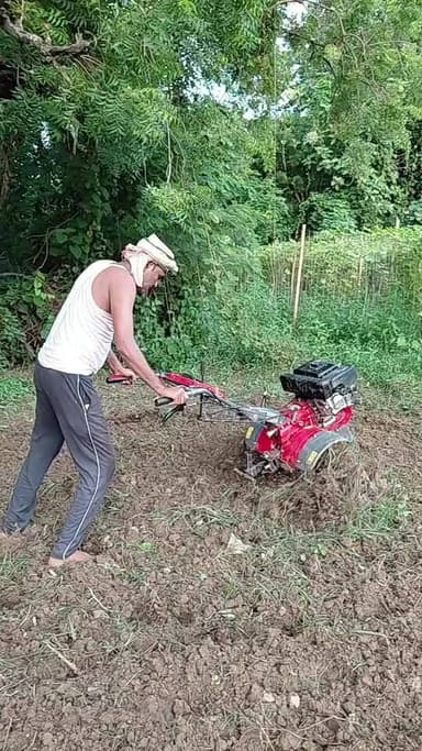 पावर वीडर 7.5 एचपी इंजन की मदद से खेत की जुताई का काम तेजी से किया जा रहा है। इससे खेत की मिट्टी अच्छी तरह तैयार हो रही है और खेती का काम आसान हो रहा है।