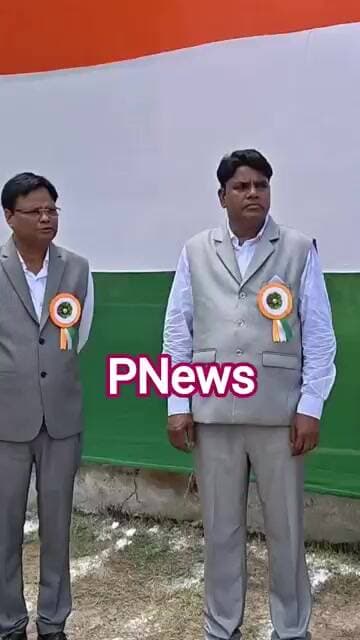 वारी में भूमिहीनों को सीओ ने वासगीत पर्चा वितरण की