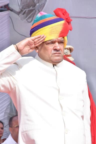 • देशभक्ति के रंग में रंगा हनुमानगढ़, 'सरफ़रोशी की तमन्ना' की गूंज के बीच शान से लहराया तिरंगा"
• 80वें स्वतंत्रता दिवस का मुख्य जिला स्तरीय समारोह एनएमपीजी महाविद्यालय में
• हनुमानगढ़ सबसे तेज गति से विकास की राह पर, विकसित भारत के निर्माण में निभा रहा अग्रणी भूमिका : श्री सुमित गोदारा
• उत्कृष्ट उपलब्धियां हासिल करने वाले 60 खिलाड़ियों, विद्यार्थियों, कर्मचारियों और व्यक्तियों का सम्मान
#Hanumangarh हनुमानगढ़, 15 अगस्त। 80वें स्वतंत्रता दिवस पर जिला स्तरीय मुख्य समारोह का आयोजन हनुमानगढ़ टाऊन स्थित राजकीय एनएमपीजी महाविद्यालय खेल प्रांगण में हुआ। स्वतंत्रता दिवस पर आयोजित मुख्य समारोह की शुरुआत प्रातः 9 बजे खाद्य एवं नागरिक आपूर्ति मामले मंत्री श्री सुमित गोदारा द्वारा ध्वजारोहण करने से हुई। इसके साथ ही राष्ट्रगान का आयोजन हुआ। जिला कलेक्टर डॉ. खुशाल यादव ने मुख्य समारोह से पूर्व प्रात 8:00 बजे कलेक्टर निवास, जिला परिषद एवं कलेक्ट्रेट में ध्वजारोहण किया। मुख्य समारोह में मंत्री द्वारा परेड का निरीक्षण किया गया तथा आरएसी, जिला पुलिस, होमगार्ड, एनसीसी, एसपीसी एवं स्काउट-गाइड द्वारा मार्च पास्ट एवं बैंड का आकर्षक प्रदर्शन प्रस्तुत किया गया। समारोह में मुख्य अतिथि एवं अन्य अतिथियों द्वारा रंग-बिरंगे गुब्बारे छोड़े गए तथा अतिरिक्त जिला कलक्टर श्री उम्मेदी लाल मीणा द्वारा महामहिम राज्यपाल के संदेश का वाचन किया गया। विभिन्न विद्यालयों के विद्यार्थियों द्वारा सामूहिक व्यायाम प्रदर्शन भी आकर्षण का केंद्र रहा।
*स्वतंत्रता दिवस मुख्य समारोह में देशभक्ति और सांस्कृतिक प्रस्तुतियों की छटा*
समारोह के सांस्कृतिक कार्यक्रमों की श्रृंखला में सेठ राधाकृष्ण बिहाणी राजकीय उच्च माध्यमिक विद्यालय द्वारा "कण-कण में गूंजे जै-जै राजस्थान", नेशनल पब्लिक सीनियर सेकेंडरी स्कूल द्वारा "वंदे मातरम्" नृत्य तथा नवज्योति मूक-बधिर एवं अंध विद्यालय द्वारा "सरफरोशी की तमन्ना" की प्रस्तुति दी गई। इसके अलावा वी.एम. पब्लिक स्कूल एवं वी.एम. गर्ल्स स्कूल, सरस्वती कन्या उच्च माध्यमिक विद्यालय, डी.ए.वी. सेंटेनरी स्कूल, संस्कार इंटरनेशनल स्कूल, पीएमश्री राजकीय उच्च माध्यमिक विद्यालय तथा राजकीय उच्च माध्यमिक विद्यालय फोर्ट के विद्यार्थियों द्वारा देशभक्ति, योगासन, नशा मुक्ति संदेश, पंजाबी लोकनृत्य एवं "रंग दे बसंती" जैसे विविध सांस्कृतिक कार्यक्रम प्रस्तुत किए गए।
इस मौके पर नगर परिषद, जिला परिषद, चिकित्सा एवं स्वास्थ्य विभाग, आईसीडीएस, वन विभाग, सरस डेयरी द्वारा आकर्षक विकास झांकियों का प्रदर्शन किया गया।
*हनुमानगढ़ सबसे तेज गति से विकास की राह पर, विकसित भारत के निर्माण में निभा रहा अग्रणी भूमिका : श्री सुमित गोदारा*
खाद्य एवं नागरिक आपूर्ति मंत्री श्री सुमित गोदारा ने स्वतंत्रता दिवस के जिला स्तरीय समारोह में जिलेवासियों को 80वें स्वतंत्रता दिवस की शुभकामनाएं देते हुए कहा कि वर्ष 1947 में आजादी के समय दुनिया के अनेक देशों को भारत के लोकतंत्र की सफलता पर संदेह था, लेकिन आज भारत न केवल विश्व का सबसे बड़ा लोकतंत्र बनकर उभरा है, बल्कि पिछले 80 वर्षों में लोकतांत्रिक मूल्यों को लगातार मजबूत किया है। उन्होंने कहा कि दुनिया के कई देशों में तख्तापलट और तानाशाही देखने को मिली, जबकि भारत में लोकतंत्र निरंतर सशक्त हुआ और तिरंगा विश्वभर में सम्मान के साथ लहराया।
उन्होंने कहा कि प्रधानमंत्री के वन नेशन-वन इलेक्शन के विजन को आगे बढ़ाते हुए मुख्यमंत्री ने राजस्थान में वन स्टेट-वन इलेक्शन की दिशा में ऐतिहासिक पहल करते हुए पंचायती राज एवं नगरीय निकाय चुनाव एक साथ कराने का निर्णय लिया है। उन्होंने इसे लोकतांत्रिक व्यवस्था को अधिक सुदृढ़ और प्रभावी बनाने वाला क्रांतिकारी कदम बताया।
*भारत चौथी सबसे बड़ी अर्थव्यवस्था, जल्द बनेगा दुनिया की तीसरी आर्थिक शक्ति*
श्री गोदारा ने कहा कि आजादी के समय भारत एक गरीब और पिछड़ा देश था, लेकिन सरकारों के प्रयासों तथा विशेष रूप से पिछले 12 वर्षों में प्रधानमंत्री के नेतृत्व में देश ने अभूतपूर्व प्रगति की है। उन्होंने कहा कि भारत विश्व की 11वीं अर्थव्यवस्था से आगे बढ़कर चौथी सबसे बड़ी अर्थव्यवस्था बन चुका है और जिस गति से देश आगे बढ़ रहा है, वह दिन दूर नहीं जब भारत 10 ट्रिलियन डॉलर की अर्थव्यवस्था के साथ दुनिया की तीसरी सबसे बड़ी आर्थिक शक्ति बनेगा।
उन्होंने कहा कि हनुमानगढ़ भी विकास की नई इबारत लिख रहा है। अमृतसर-जामनगर ग्रीन एक्सप्रेस-वे जैसे बड़े राष्ट्रीय प्रोजेक्ट जिले से गुजर रहे हैं, नहरों का सुदृढ़ीकरण किया जा रहा है और भविष्य में आर्थिक प्रगति के साथ जिले में हवाई अड्डे जैसी सुविधाएं भी विकसित होंगी। उन्होंने कहा कि राज्य में सबसे तेज गति से विकास करने वाले जिलों में हनुमानगढ़ अग्रणी है।
*युवाओं के सपनों के प्रति सरकार प्रतिबद्ध, रिकॉर्ड गेहूं खरीद से किसानों को लाभ*
खाद्य एवं नागरिक आपूर्ति मंत्री ने कहा कि राज्य सरकार ने युवाओं के भविष्य को सुरक्षित करने के लिए पेपर लीक पर प्रभावी अंकुश लगाया है और उठाए गए ठोस कदमों से राज्य में पिछले ढाई वर्षों में एक भी पेपर लीक नहीं हुआ। उन्होंने कहा कि सरकार युवाओं को पारदर्शी भर्ती प्रक्रिया के माध्यम से रोजगार उपलब्ध कराने के लिए पूरी तरह प्रतिबद्ध है तथा विकसित भारत में युवाओं के लिए असीम संभावनाएं मौजूद हैं।
उन्होंने कहा कि अन्न के कटोरे हनुमानगढ़ ने कृषि क्षेत्र में भी नया कीर्तिमान स्थापित किया है। रबी विपणन सीजन में राज्य सरकार ने न्यूनतम समर्थन मूल्य के साथ अतिरिक्त बोनस देकर पूरे प्रदेश में सर्वाधिक 8.77 लाख मीट्रिक टन गेहूं की खरीद हनुमानगढ़ जिले से की। उन्होंने कहा कि कृषि के साथ-साथ उद्योग, आधारभूत संरचना और अन्य क्षेत्रों में भी जिला तेजी से आगे बढ़ रहा है तथा विकास की नई ऊंचाइयों को छू रहा है।
*—मुख्य समारोह में यह रहें मौजूद*
इस मौके पर खाद्य एवं नागरिक आपूर्ति मामले मंत्री श्री सुमित गोदारा सहित जिला कलेक्टर डॉ. खुशाल यादव, जिला पुलिस अधीक्षक श्री बी आदित्य, विधायक श्री गणेश राज बंसल, जनप्रतिनिधि श्री अमित चौधरी, श्री प्रमोद डेलू, पूर्व नगरपरिषद सभापति श्री सुमित रणवां, एडीएम श्री उम्मेदी लाल मीणा, एडिशनल एसपी श्रीमती राजकंवर सहित जिला स्तरीय अधिकारी, जनप्रतिनिधि एवं बड़ी संख्या में आम जन मौजूद रहे।
*— उत्कृष्ट उपलब्धियां हासिल करने वाले 60 खिलाड़ियों, विद्यार्थियों, कर्मचारियों और व्यक्तियों का सम्मान*
समारोह के दौरान वीरांगनाओं, लोकतंत्र सेनानियों एवं विभिन्न क्षेत्रों में उत्कृष्ट उपलब्धियां हासिल करने वाले 60 खिलाड़ियों, विद्यार्थियों, शिक्षकों, चिकित्सकों, समाजसेवियों, प्रशासनिक अधिकारियों एवं कर्मचारियों को सम्मानित किया गया। सम्मानित होने वालों में हैंडबॉल खिलाड़ी निशा, बोर्ड परीक्षाओं में उत्कृष्ट प्रदर्शन करने वाले अल्पना, सपना, निकिता चौधरी, मनस्वी, रूपाली जांगिड़, पल्लवी, दिव्या ज्योति एवं नीतू, इसरो के युवा वैज्ञानिक कार्यक्रम के लिए चयनित हर्षिका बंसल, राष्ट्रपति अवॉर्ड से सम्मानित हिमांगी शेखावत, प्रिया सोनी, लक्ष्य अरोड़ा एवं सलोनी, एसबीआई ग्राहक सेवा केंद्र (सीएसपी) रावतसर के संचालक भजन लाल, पर्यावरण संरक्षण के क्षेत्र में कार्यरत राहुल, चित्रकार गणेश सोलंकी, समाजसेवी प्रिया शर्मा एवं नरेश कुमार, योग शिक्षक कुलदीप खिलेरी, ईमानदारी का उदाहरण प्रस्तुत करने वाले गुरमीत सिंह, समाजसेवी दीपक जुलाहा, अध्यापिका सफिया प्रवीण, चिकित्सक डॉ. विकास पारीक, सेवानिवृत्त सैनिक प्रतिनिधि नायक चंद्रपाल भोभिया, सूचना सहायक भोजराज यादव एवं प्रवेंद्र सिंह, वरिष्ठ कंपाउंडर बलवीर सिंह खालिया, छात्रावास अधीक्षक प्रेम कुमार, सहायक कर्मचारी सरोज कंवर, सहायक रजिस्ट्रार इन्द्रजीत बिश्नोई, प्रवर्तन निरीक्षक मनीष सिंगला, अध्यापक खुशदीप सिंह, मनमोहन शर्मा, मुराद खान एवं अजय कुमार, सहायक प्रशासनिक अधिकारी इकबाल सिंह, प्रलेश यादव एवं बलवीर सिंह, वरिष्ठ फीटर दुलीचंद, सफाई कर्मचारी मुकेश कुमार, महिला पर्यवेक्षक रजनी, परिवहन निरीक्षक पवन कुमार चुघ, वरिष्ठ सहायक राजेश कुमार एवं विवेक शर्मा, डाटा एंट्री ऑपरेटर धर्मवीर बैरवा, आशा सहयोगिनी नाककोरी एवं उर्मिला शर्मा, लैब टेक्नीशियन कमल गोस्वामी, कनिष्ठ सहायक प्रेम कुमार एवं संतोष सिंह, ग्राम विकास अधिकारी प्रिया भाम्भू, सूचना सहायक विकास शर्मा, अस्पताल प्रशासक सुनील कुमार शर्मा, आयुर्वेद चिकित्सक डॉ. जगदीश चंद्र, ऑफिस कानूनगो विरेंद्र पारीक, पशुधन निरीक्षक रमेश कुमार एवं अजनिता, नायब तहसीलदार हरीश नैन तथा ब्लॉक साक्षरता कॉर्डिनेटर नरेन्द्र कस्वां शामिल हैं। कार्यक्रम का समापन नेशनल पब्लिक स्कूल के छात्र-छात्राओं द्वारा राष्ट्रगान की प्रस्तुति के साथ हुआ।
____