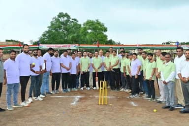 स्वतंत्रता दिवस की संध्या खेल के मैदान पर दिखी सौहार्द और टीम भावना की शानदार मिसाल 🏏
प्रशासनिक एलेवन एवं नागरिकों की टीम और पत्रकार इलेवन के बीच खेले गए सद्भावना क्रिकेट मैच ने आपसी भाईचारे, उत्साह और सकारात्मक संवाद का संदेश दिया।
#CricketForUnity
#Balodabazar
#TeamSpirit