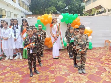 लोटस वैली स्कूल में धूमधाम से मनाया गया स्वतंत्रता दिवस
#दलसिंहसराय।लोटस वैली स्कूल परिसर में स्वतंत्रता दिवस समारोह हर्षोल्लास एवं देशभक्ति के माहौल में धूमधाम से मनाया गया। कार्यक्रम का शुभारंभ संस्था के निदेशक श्री दिनेश कुमार सिंह ने ध्वजारोहण कर किया। ध्वजारोहण के पश्चात उपस्थित सभी लोगों ने राष्ट्रगान गाकर देश के प्रति अपनी श्रद्धा एवं सम्मान व्यक्त किया।समारोह में विद्यालय के छात्र-छात्राओं ने एक से बढ़कर एक मनमोहक देशभक्ति प्रस्तुतियां देकर सभी का मन मोह लिया। वहीं, वर्ग दसवीं के छात्रों ने “अनपढ़ नेता का साक्षात्कार” विषय पर आधारित हास्य-व्यंग्य नाटक प्रस्तुत कर दर्शकों को खूब हंसाया और सामाजिक संदेश भी दिया। बच्चों की शानदार प्रस्तुतियों पर उपस्थित अभिभावकों एवं अतिथियों ने तालियों से उनका उत्साहवर्धन किया।
कार्यक्रम का सफल मंच संचालन रंजन एवं संजय जी ने किया। इस अवसर पर संस्थान के अध्यक्ष राजीव रंजन, सचिव मनीष रंजन, प्राचार्य रुपेश रंजन, उप्राचार्य प्रीतिका तवांग सहित विद्यालय के सभी शिक्षक-शिक्षिकाएं एवं छात्र-छात्राएं उपस्थित रहे।समारोह के दौरान विद्यालय परिसर देशभक्ति के नारों और उत्साह से गूंजता रहा। कार्यक्रम ने विद्यार्थियों में देशप्रेम, राष्ट्रीय एकता एवं जिम्मेदार नागरिक बनने की भावना को और मजबूत किया।