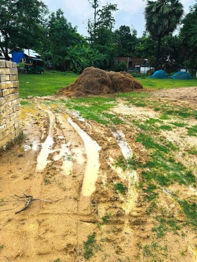 উদয়পুর জামজুরি গ্রাম পঞ্চায়েতের অন্তর্গত এক নাম্বার ওয়ার্ডের রাস্তা দীর্ঘ ছয় মাস ধরে বেহাল। গ্রাম পঞ্চায়েত থেকে কাজের স্যাংশন হলেও কোন এক অজ্ঞাত কারণে বন্ধ কাজ। বর্ষার আগে কাজ শেষ হওয়ার কথা থাকলেও কোন এক অজ্ঞাত কারনে কাজ এখনো শেষ হয়নি। এলাকার বিধায়ক অর্থমন্ত্রী বহুবার এই রাস্তা পরিদর্শনে গিয়ে বলেছিলেন অতি দ্রুত যাতে সংস্কার করা হয়। কারণ পথ চলতি সাধারণ জনগণের অসুবিধার সম্মুখীন হতে হচ্ছে দিনের পর দিন। এই রাস্তা দিয়ে প্রতিদিন চলাচল করছে অঙ্গনারী কেন্দ্রের ছাত্রছাত্রীরা। কারণ এই রাস্তার সন্নিকটে রয়েছে একটি সুনামধন্য অঙ্গনারী কেন্দ্র। এখন দেখার বিষয় সংবাদ পরিবেশন এর পর সংশ্লিষ্ট দপ্তর কবে নাগাদ হাত বাড়ায় নাকি লোক দেখানো স্বার্থে কিছু কাজ করিয়ে আবার বন্ধ করে দেয়।