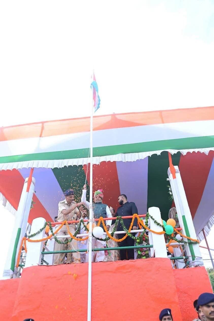 स्वतंत्रता दिवस के अवसर पर मोतिहारी गांधी मैदान में आयोजित मुख्य समारोह में झंडोत्तोलन करते हुए माननीय प्रभारी मंत्री पूर्वी चंपारण महोदय श्री श्रवण कुमार।