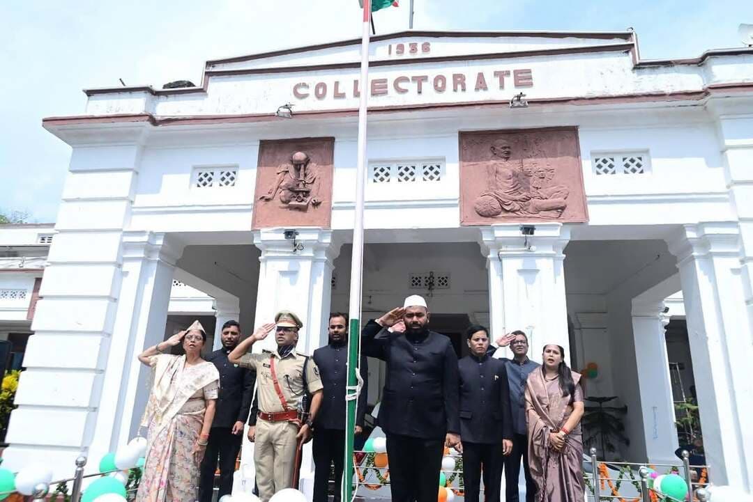 पूर्वी चंपारण समाहरणालय मुख्य भवन के सामने झंडोत्तोलन करते हुए जिलाधिकारी महोदय साथ में एसपी सर