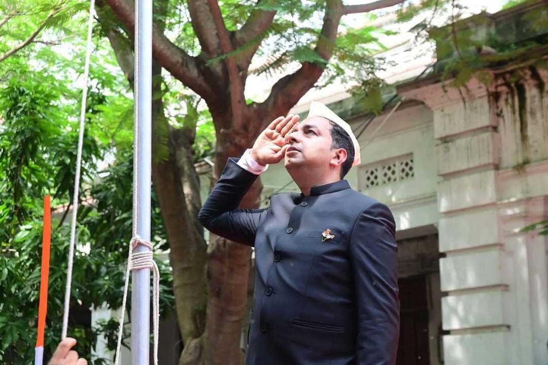 सदर अनुमंडल कार्यालय मोतिहारी में झंडोत्तोलन करते हुए अनुमंडल पदाधिकारी