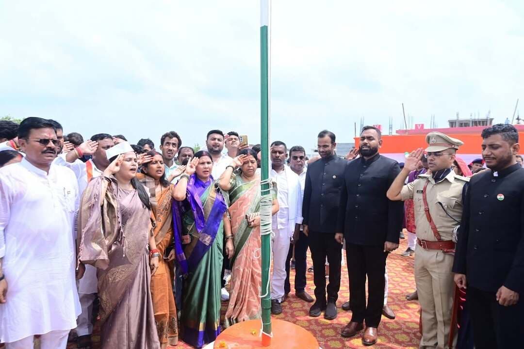 नगर निगम कार्यालय मोतिहारी में महापौर श्री मती प्रीति गुप्ता के द्वारा झंडोत्तोलन किया गया, इस अवसर पर उप महापौर डॉ लालबाबू गुप्ता एवं नगर आयुक्त श्री आशीष कुमार भी उपस्थित थे