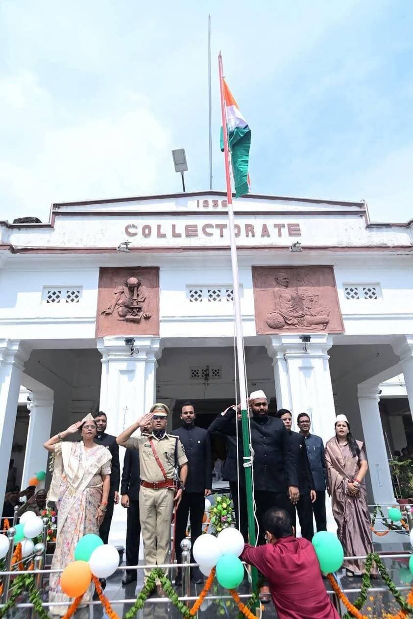 पूर्वी चंपारण समाहरणालय मुख्य भवन के सामने झंडोत्तोलन करते हुए जिलाधिकारी महोदय साथ में एसपी सर