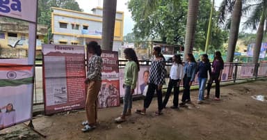 छायाचित्र प्रदर्शनी का हुआ समापन
📸 स्वतंत्रता दिवस के अवसर पर रंगमंच में आयोजित तीन दिवसीय छायाचित्र प्रदर्शनी का आज समापन हुआ। ‘हर घर तिरंगा’, ‘वंदे मातरम्’ एवं ‘भारत विभाजन की विभीषिका–स्मरण दिवस’ की थीम पर आधारित प्रदर्शनी में नागरिकों, जनप्रतिनिधियों एवं विद्यार्थियों ने उत्साहपूर्वक सहभागिता की और ऐतिहासिक छायाचित्रों का अवलोकन किया।
#Surajpur #IndependenceDay #HarGharTiranga