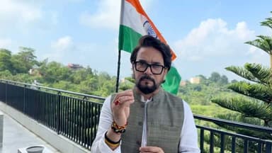 *वंदे मातरम् के सम्मान पर भी कांग्रेस की राजनीति दुर्भाग्यपूर्ण: अनुराग सिंह ठाकुर*
*समीरपुर, 15 अगस्त 2026:*
पूर्व केंद्रीय मंत्री एवं सांसद अनुराग सिंह ठाकुर ने कांग्रेस मुख्यालय में वंदे मातरम् के गायन के दौरान कांग्रेस नेताओं के कथित व्यवहार पर कड़ी आपत्ति जताई। उन्होंने कहा कि आज कांग्रेस ने एक बार फिर साबित कर दिया कि उसके नेताओं को वंदे मातरम् से कितनी दिक्कत है। यह किसी पार्टी के प्रोटोकॉल का सवाल नहीं, बल्कि पूरे देश के सम्मान का प्रश्न है।
अनुराग ठाकुर ने कहा कि कांग्रेस ने अपनी ओछी और तुष्टीकरण की राजनीति के चक्कर में आज पूरे देश का अपमान किया है। कांग्रेस के नेताओं को देश की जनता से माफी मांगनी चाहिए। उन्होंने कहा कि जब राष्ट्रगीत गाया जाता है तो प्रत्येक भारतीय से अपेक्षा रहती है कि वह पूरे सम्मान और अनुशासन के साथ खड़ा रहे।
उन्होंने कहा कि कांग्रेस मुख्यालय में आज जब वंदे मातरम् के मूल स्वरूप का गायन किया जा रहा था, तब राहुल गांधी, सोनिया गांधी और मल्लिकार्जुन खड़गे असहमति जताते हुए दिखाई दिए और ऐसा प्रतीत हुआ कि वे वंदे मातरम् के गायन को रुकवाने का प्रयास कर रहे थे। यह स्थिति अत्यंत दुर्भाग्यपूर्ण है।
अनुराग ठाकुर ने कहा कि वंदे मातरम् न तो भाजपा की निजी संपत्ति है और न ही कांग्रेस की। यह भारत के स्वतंत्रता संग्राम की आत्मा का अटूट हिस्सा है। यह उन करोड़ों देशवासियों की भावनाओं और राष्ट्रभक्ति का प्रतीक है, जिन्होंने देश की आजादी के लिए अपना सर्वस्व न्यौछावर कर दिया।
उन्होंने कहा कि देश सब देख रहा है और देश सब याद रखेगा। कांग्रेस नेताओं को देश की जनता से माफी मांगनी चाहिए और स्पष्ट करना चाहिए कि भविष्य में राष्ट्रीय गीत के सम्मान को लेकर ऐसी स्थिति दोबारा उत्पन्न नहीं होगी।