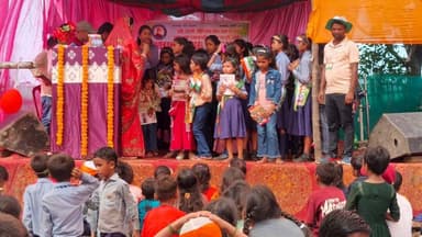 विवेकानंद मॉडल पब्लिक स्कूल, बिलासपुर में ध्वजारोहण कार्यक्रम संपन्न
बिलासपुर: स्वतंत्रता दिवस के अवसर पर विवेकानंद मॉडल पब्लिक स्कूल, बिलासपुर में राष्ट्रीय ध्वज फहराकर देश की आजादी के अमर शहीदों को श्रद्धांजलि दी गई। कार्यक्रम में विद्यालय के छात्र-छात्राएं, अभिभावक एवं स्थानीय गणमान्य लोग बड़ी संख्या में उपस्थित रहे। सभी ने राष्ट्रगान गाकर देश की एकता, अखंडता और राष्ट्रभक्ति का संदेश दिया।
विद्यालय के डायरेक्टर सुधीर कुमार ने स्वतंत्रता दिवस के महत्व पर प्रकाश डालते हुए कहा कि देश के वीर स्वतंत्रता सेनानियों के त्याग और बलिदान को कभी भुलाया नहीं जा सकता। उन्होंने विद्यार्थियों से अनुशासन, शिक्षा और देशसेवा की भावना के साथ आगे बढ़ने का आह्वान किया।
इस अवसर पर विद्यालय के सम्मानित सदस्यों रामाशंकर राय, रावण यादव, हरिंद्र ठाकुर, हरि तिवारी, सिरी ठाकुर, धनंजय सिंह, लुदु सिंह, इंद्रासन पटेल, संजय यादव, रवि यादव, आनंद दुबे, बिट्टू राय, ललित मिश्रा, मुन्ना ठाकुर, मोहन साह एवं मनु तिवारी उपस्थित रहे।
कार्यक्रम के दौरान छात्रों द्वारा देशभक्ति गीत, भाषण एवं सांस्कृतिक प्रस्तुतियां दी गईं। वक्ताओं ने स्वतंत्रता सेनानियों के बलिदान को याद करते हुए युवाओं से राष्ट्र निर्माण में अपनी सक्रिय भागीदारी निभाने का आह्वान किया।
अंत में विद्यालय परिवार ने सभी को स्वतंत्रता दिवस की शुभकामनाएं देते हुए देश की प्रगति, समृद्धि और उज्ज्वल भविष्य के लिए संकल्प लिया।