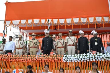 ** 80वें स्वतंत्रता दिवस-2026 के अवसर पर गांधी मैदान, लखीसराय में गरिमामय समारोह का आयोजन **
.
आज स्वतंत्रता दिवस के पावन अवसर पर लखीसराय स्थित गांधी मैदान में आयोजित जिला स्तरीय समारोह में श्री सुनील कुमार, माननीय प्रभारी मंत्री, लखीसराय द्वारा राष्ट्रीय ध्वज फहराया गया। इस गरिमामय अवसर पर जिलााधिकारी, लखीसराय एवं पुलिस अधीक्षक, लखीसराय सहित जिले के वरीय पदाधिकारी, जनप्रतिनिधि एवं अन्य गणमान्य व्यक्ति उपस्थित रहे।
.
ध्वजारोहण के उपरांत माननीय प्रभारी मंत्री द्वारा परेड का निरीक्षण किया गया। समारोह के दौरान विभिन्न क्षेत्रों में उत्कृष्ट एवं सराहनीय कार्य करने वाले पदाधिकारियों एवं कर्मियों को प्रशस्ति-पत्र एवं पुरस्कार प्रदान कर सम्मानित किया गया। 🇮🇳