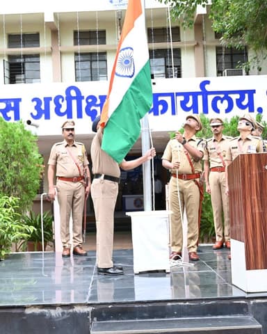पोलीस अधीक्षक कार्यालय, धुळे येथे स्वातंत्र्यदिनानिमित्त मा. पोलीस अधीक्षक श्री. विशाल आनंद यांच्या हस्ते ध्वजारोहण संपन्न.
- धुळे पोलीस.
कर्तव्याला निष्ठेची साथ, सेवेला सन्मानाची पावती!
स्वातंत्र्यदिनानिमित्त धुळे जिल्हा पोलीस दलातील अधिकारी व अंमलदारांना जाहीर झालेल्या ‘उत्कृष्ट सेवा पदकाबद्दल’ हार्दिक अभिनंदन!
नागरिकांच्या सुरक्षेसाठी दिलेल्या समर्पित आणि उल्लेखनीय सेवेला मनःपूर्वक सलाम.
धुळे जिल्हा पोलीस दलातील एकूण 13 पोलीस अधिकारी व अंमलदार यांना स्वातंत्र्य दिनाच्या दिवशी अति उत्कृष्ट व उत्कृष्ट सेवा पदक जाहीर.
