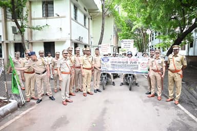 स्वातंत्र्य दिनानिमित्त मा. पोलीस अधीक्षक श्री. विशाल आनंद व धुळे पोलीसांचा अनोखा आणि प्रेरणादायी उपक्रम!
देशभरात स्वातंत्र्य दिनाचा उत्साह असताना, धुळे पोलिसांनी समाजाप्रती आपली बांधिलकी जपत यंदाचा स्वातंत्र्य दिन अत्यंत नाविन्यपूर्ण पद्धतीने साजरा केला. केवळ कायदा आणि सुव्यवस्था राखण्यापुरते मर्यादित न राहता, पोलीसांनी समाजाच्या सर्वांगीण विकासासाठी हरित धुळ्याचा संकल्प (वृक्षारोपण), नशामुक्त युवा, सशक्त देश (अमली पदार्थ विरोधी रॅली) आणि पोलिस कल्याण ॲपचे अनावरण करण्यात आले