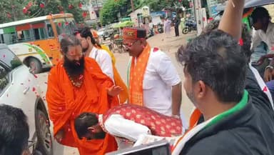 स्वतंत्रता दिवस पर रक्तदान शिविर और पौध वितरण कार्यक्रम के आयोजन से देश का बढ़ेगा गौरव: संत मदन गोपाल दास
समाजसेवी विनोद केसरवानी प्रिंस मोबाइल की ओर से अमर शहीदों के सम्मान में विशाल रक्तदान शिविर का हुआ दिव्य आयोजन
चित्रकूट। जिले के प्रमुख व्यवसायी और समाजसेवी विनोद केसरवानी प्रिंस मोबाइल एंड फर्नीचर कर्वी की ओर से स्वतंत्रता दिवस के पावन अवसर पर बस स्टैंड करवी में विशाल रक्तदान शिविर और पौध वितरण कार्यक्रम का आयोजन किया गया, जिसका शुभारंभ कामदगिरि पीठ के प्रमुख संत व्यवस्थापक पूज्य मदन गोपाल दास जी महाराज द्वारा फीता काट कर किया गया । उन्होंने अपने संबोधन में कहा कि यह अनूठा कार्यक्रम निश्चित रूप से हमारे देश को आजादी दिलाने वाले वीर अमर शहीदों को बंदन करने के लिए आयोजित किया गया, ऐसे दिव्य कार्यक्रम आयोजित होने से समाज को नई ऊर्जा मिलती है ।हरियाली का समय है पौधे बांटकर वृक्षारोपण के लिए भी लोगों को प्रेरित किया गया, इससे हमारे जिले में हरियाली आएगी ऐसे अनूठे कार्यक्रम आयोजित होने से हमारे जिले का और देश का गौरव बढ़ेगा। मुख्य चिकित्सा अधीक्षक डॉक्टर शैलेंद्र कुमार ने कहा कि रक्तदान शिविर में जो रक्तदाता अपने खून का दान देते हैं निश्चित रूप से असली मानवता की सेवा यही होती है, ऐसे बहादुर लोग ही समाज की मदद करके लोगों को मुसीबत से बचाने का काम करते हैं आज यहां पर दो दर्जन से अधिक लोगों ने रक्तदान करके शिविर को सफल बनाया इसके लिए उन्होंने प्रिंस मोबाइल के मालिक विनोद केशरवानी और उनके साथियों को धन्यवाद दिया। ब्लड बैंक प्रभारी डॉक्टर कपिल ने रक्तदान के महत्व पर प्रकाश डाला। जिन्होंने रक्तदान किया उनके रक्त से कई जिंदगी बचेंगी ऐसे बहादुर महादानी मनीष केसरवानी अमन अग्रहरि लोकेश वीरेंद्र कुमार अभिषेक सिंह निलेश त्रिपाठी शिखर शुक्ला आदि हैं।
इस अवसर पर सभी रक्तदान करने वाले बहादुर साथियों को मुख्य चिकित्सा अधीक्षक डॉक्टर शैलेंद्र कुमार ब्लड बैंक के अधीक्षक डॉक्टर कपिल. वरिष्ठ परामर्शदाता शंकर दीन वर्मा इलाहाबाद विश्वविद्यालय के पूर्व प्रोफेसर डॉक्टर शशांक द्विवेदी डॉ विकास सिंह, भाजपा जिला अध्यक्ष महेंद्र कोटार्य वरिष्ठ भाजपा नेता रामसागर चतुर्वेदी , राष्ट्रीय उद्योग व्यापार संगठन के राष्ट्रीय उपाध्यक्ष एवं उद्यमी शानू गुप्ता,सभासद शंकर प्रसाद यादव समाजसेवी कमलेश कुमार, रिंकू पटेल आलोक सिंह अनिल विश्वकर्मा रहमत भाई पवन पटेल पुष्पराज कश्यप सत्येंद्र आदि द्वारा वृक्ष और प्रशस्ति पत्र जूस देकर सम्मानित किया गया। पूज्य संत मदन गोपाल दास जी महाराज ने इस कार्यक्रम के आयोजक प्रिंस मोबाइल विनोद केसरवानी को आशीर्वाद दिया, सभी अतिथियों ,ब्लड डोनर्स नगर वासियों द्वारा इस पुनीत आयोजन के लिए विनोद केशरवानी उनकी टीम के सभी सदस्यों के प्रयासों की प्रशंसा की गई। डॉक्टरों की टीम में वरिष्ठ फार्मासिस्ट अजय सिंह रविंद्र सिंह अशोक कुमार सत्य प्रकाश धर्मेंद्र सिंह संदीप कुमार सुशील सिंह आदि मौजूद रहे ।