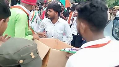 चित्रकूट जनपद जिले में परंपरागत हर्षोल्लास के साथ मनाया गया स्वतंत्रता दिवस रिमझिम फुहारों के बीच कर्वी शहर में बच्चों ने निकाली प्रभात फेरी
चित्रकूट । जनपद चित्रकूट में शहर से लेकर गांव तक आजादी का जश्न स्वतंत्रता दिवस हर्षोल्ल्लास के साथ मनाया गया। शिक्षण संस्थाओं में संस्था प्रमुखों ने आज शनिवार की सुबह 8 बजे तिरंगा फहराया और देश की एकता अखंडता को बनाए रखने के लिए अपने कर्तव्य और दायित्वों का निर्माण बखूबी करने का संकल्प लिया सुबह रिमझिम फुहारों के बीच कई विद्यालयों के नन्हे मुन्ने बच्चों ने कर्वी शहर के धनुष चौराहा सहित प्रमुख चौराहों में बड़े ही उत्साह पूर्वक प्रभात फेरी निकाली । गोपाल दास निर्मला देवी इंटर कॉलेज के प्रबंधक अशोक कुमार गुप्ता की अगुवाई में सभी शिक्षक शिक्षिकाओं के साथ बच्चों ने शानदार प्रभात फेरी निकाली सदर विधायक अनिल प्रधान ने भी बच्चों को मिष्ठान वितरित किया।
जिले के प्रख्यात समाजसेवी विनोद केसरवानी द्वारा तो गत वर्ष की भांति इस वर्ष भी फूलों की वर्षा करके प्रभात फेरी में शामिल सभी का उत्साह बढ़ाया, साथ ही बच्चों को फल और मिष्ठान बांटा गया।
चित्रकूट इंटर कॉलेज कर्वी में प्रधानाचार्य डॉक्टर रणवीर सिंह चौहान ने तिरंगा फहराया । प्रबंध समिति के अध्यक्ष पूर्व सांसद भरोसा मिशन एनसीसी परेड की सलामी अली और प्रतिज्ञा कराई इसके बाद सांस्कृतिक कार्यक्रमों का आयोजन हुआ जिसमें छात्र-छात्राओं ने राष्ट्रीय देश प्रेम से बहुत-बहुत प्रस्तुतियां दी प्रधानाचार्य डॉक्टर रणवीर सिंह चौहान ने कहा देश विश्वगुरु तभी बनेगा जब हम सब लोग अपने कर्तव्य का निर्वहन निष्ठा और ईमानदारी से करेंगे।
कल्याण भारती इंटर कॉलेज कर्वी में प्रधानाचार्य कल्पना राजपूत ने तिरंगा फहराया और सभी छात्रों शिक्षकों को देश की एकता बनाए रखने के लिए प्रतिज्ञा कराई ।इसके पूर्व सभी बच्चों ने प्रभात फेरी निकाली जिसमें बच्चों ने अमर शहीदों की शान में नारे लगाये इसके बाद सांस्कृतिक समारोह का आयोजन हुआ जिसमें छात्र-छात्राओं ने राष्ट्रीय गीत नाटक नशा उन्मूलन शिक्षा प्रेरित कार्यक्रम प्रस्तुत किया। इस अवसर पर अपर जिलाधिकारी (न्यायिक) अरुण कुमार यादव मुख्य अतिथि के रूप में उपस्थित रहे। उन्होंने बच्चों के कार्यक्रम देखकर विद्यालय की प्रधानाचार्या प्रबंधक शिक्षक शिक्षिकाओं की मेहनत को सराहा और कई बच्चों को पुरस्कृत किया । अपर जिलाधिकारी ने कहा कि स्वराज तभी कायम रहेगा जब हम देश के प्रति समाज के प्रति निष्ठावान होकर अपने कर्तव्यों का निर्वाह करेंगे। हमें शिक्षा स्वास्थ्य के प्रति ध्यान देना है। बच्चों के भविष्य निर्माण में लगे रहना है। उन्होंने समाजसेवी विनोद केशरवानी सभासद शंकर यादव, विद्यालय की प्रधानाचार्या कल्पना राजपूत के प्रयासों की सराहना की। प्रधानाचार्य कल्पना राजपूत ने सभी अतिथियों का स्वागत किया और कहा कि बच्चों को पढ़ाई लिखाई की सामग्री समाजसेवी विनोद केशरवानी सभासद शंकर यादव द्वारा बांटी गई इससे बच्चों को शिक्षा ग्रहण करने की प्रेरणा मिलेगी ।उन्होंने आगे भी इसी तरह विद्यालय के लिए सहयोग की अपेक्षा की। समाजसेवी विनोद केसरवानी ने कहा यह लगातार समाज के नवनिर्माण में योगदान कर रहे हैं उन्हें बच्चों व जरूरतमंदों की सेवा में ही आत्मिक संतुष्टि प्राप्त होती है। उन्होंने इस विद्यालय के गरीब परिवार के बच्चों की मदद के लिए हमेशा तत्पर रहने का संकल्प लिया। कहा कि उन्हें आज इस विद्यालय में बच्चों की सेवा का अवसर मिला इसके लिए उन्होंने सभासद शंकर यादव की प्रेरणा बताई।
इस अवसर पर विद्यालय के प्रबंधक जागेश्वर प्रसाद राजपूत डॉक्टर विकास सिंह सहित कई अभिभावक शिक्षक शिक्षिकाएं और बच्चों की उपस्थिति रही। इसी क्रम में राज कीय बालिका इंटर कॉलेज कर्वी गंगा प्रसाद जनसेवा इंटर कॉलेज कर्वी, ज्ञान भारती इंटर कॉलेज कर्वी पोद्दार इंटर कॉलेज सीतापुर गम पब्लिक आवासीय विद्यालय सरस्वती शिशु मंदिर, राजपूत शिक्षा मंदिर पूर्व माध्यमिक विद्यालय शोभा सिंह का पुरवा, प्राथमिक विद्यालय शास्त्री नगर जीडीएनडी अशोक पब्लिक स्कूल डॉक्टर भीमराव अंबेडकर जूनियर हाई स्कूल, गांधी पूर्व माध्यमिक विद्यालय, भाभा कॉन्वेंट स्कूल एसडीएम कॉलोनी कर्वी आदि विभिन्न स्कूलों में स्वतंत्रता दिवस हर्षोल्ल्लास के साथ परंपरागत ढंग से मनाया गया बच्चों ने प्रभात फ्री निकाल फिर सांस्कृतिक कार्यक्रमों की प्रस्तुतियां दी।