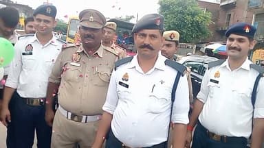 चित्रकूट जनपद जिले में परंपरागत हर्षोल्लास के साथ मनाया गया स्वतंत्रता दिवस रिमझिम फुहारों के बीच कर्वी शहर में बच्चों ने निकाली प्रभात फेरी
चित्रकूट । जनपद चित्रकूट में शहर से लेकर गांव तक आजादी का जश्न स्वतंत्रता दिवस हर्षोल्ल्लास के साथ मनाया गया। शिक्षण संस्थाओं में संस्था प्रमुखों ने आज शनिवार की सुबह 8 बजे तिरंगा फहराया और देश की एकता अखंडता को बनाए रखने के लिए अपने कर्तव्य और दायित्वों का निर्माण बखूबी करने का संकल्प लिया सुबह रिमझिम फुहारों के बीच कई विद्यालयों के नन्हे मुन्ने बच्चों ने कर्वी शहर के धनुष चौराहा सहित प्रमुख चौराहों में बड़े ही उत्साह पूर्वक प्रभात फेरी निकाली । गोपाल दास निर्मला देवी इंटर कॉलेज के प्रबंधक अशोक कुमार गुप्ता की अगुवाई में सभी शिक्षक शिक्षिकाओं के साथ बच्चों ने शानदार प्रभात फेरी निकाली सदर विधायक अनिल प्रधान ने भी बच्चों को मिष्ठान वितरित किया।
जिले के प्रख्यात समाजसेवी विनोद केसरवानी द्वारा तो गत वर्ष की भांति इस वर्ष भी फूलों की वर्षा करके प्रभात फेरी में शामिल सभी का उत्साह बढ़ाया, साथ ही बच्चों को फल और मिष्ठान बांटा गया।
चित्रकूट इंटर कॉलेज कर्वी में प्रधानाचार्य डॉक्टर रणवीर सिंह चौहान ने तिरंगा फहराया । प्रबंध समिति के अध्यक्ष पूर्व सांसद भरोसा मिशन एनसीसी परेड की सलामी अली और प्रतिज्ञा कराई इसके बाद सांस्कृतिक कार्यक्रमों का आयोजन हुआ जिसमें छात्र-छात्राओं ने राष्ट्रीय देश प्रेम से बहुत-बहुत प्रस्तुतियां दी प्रधानाचार्य डॉक्टर रणवीर सिंह चौहान ने कहा देश विश्वगुरु तभी बनेगा जब हम सब लोग अपने कर्तव्य का निर्वहन निष्ठा और ईमानदारी से करेंगे।
कल्याण भारती इंटर कॉलेज कर्वी में प्रधानाचार्य कल्पना राजपूत ने तिरंगा फहराया और सभी छात्रों शिक्षकों को देश की एकता बनाए रखने के लिए प्रतिज्ञा कराई ।इसके पूर्व सभी बच्चों ने प्रभात फेरी निकाली जिसमें बच्चों ने अमर शहीदों की शान में नारे लगाये इसके बाद सांस्कृतिक समारोह का आयोजन हुआ जिसमें छात्र-छात्राओं ने राष्ट्रीय गीत नाटक नशा उन्मूलन शिक्षा प्रेरित कार्यक्रम प्रस्तुत किया। इस अवसर पर अपर जिलाधिकारी (न्यायिक) अरुण कुमार यादव मुख्य अतिथि के रूप में उपस्थित रहे। उन्होंने बच्चों के कार्यक्रम देखकर विद्यालय की प्रधानाचार्या प्रबंधक शिक्षक शिक्षिकाओं की मेहनत को सराहा और कई बच्चों को पुरस्कृत किया । अपर जिलाधिकारी ने कहा कि स्वराज तभी कायम रहेगा जब हम देश के प्रति समाज के प्रति निष्ठावान होकर अपने कर्तव्यों का निर्वाह करेंगे। हमें शिक्षा स्वास्थ्य के प्रति ध्यान देना है। बच्चों के भविष्य निर्माण में लगे रहना है। उन्होंने समाजसेवी विनोद केशरवानी सभासद शंकर यादव, विद्यालय की प्रधानाचार्या कल्पना राजपूत के प्रयासों की सराहना की। प्रधानाचार्य कल्पना राजपूत ने सभी अतिथियों का स्वागत किया और कहा कि बच्चों को पढ़ाई लिखाई की सामग्री समाजसेवी विनोद केशरवानी सभासद शंकर यादव द्वारा बांटी गई इससे बच्चों को शिक्षा ग्रहण करने की प्रेरणा मिलेगी ।उन्होंने आगे भी इसी तरह विद्यालय के लिए सहयोग की अपेक्षा की। समाजसेवी विनोद केसरवानी ने कहा यह लगातार समाज के नवनिर्माण में योगदान कर रहे हैं उन्हें बच्चों व जरूरतमंदों की सेवा में ही आत्मिक संतुष्टि प्राप्त होती है। उन्होंने इस विद्यालय के गरीब परिवार के बच्चों की मदद के लिए हमेशा तत्पर रहने का संकल्प लिया। कहा कि उन्हें आज इस विद्यालय में बच्चों की सेवा का अवसर मिला इसके लिए उन्होंने सभासद शंकर यादव की प्रेरणा बताई।
इस अवसर पर विद्यालय के प्रबंधक जागेश्वर प्रसाद राजपूत डॉक्टर विकास सिंह सहित कई अभिभावक शिक्षक शिक्षिकाएं और बच्चों की उपस्थिति रही। इसी क्रम में राज कीय बालिका इंटर कॉलेज कर्वी गंगा प्रसाद जनसेवा इंटर कॉलेज कर्वी, ज्ञान भारती इंटर कॉलेज कर्वी पोद्दार इंटर कॉलेज सीतापुर गम पब्लिक आवासीय विद्यालय सरस्वती शिशु मंदिर, राजपूत शिक्षा मंदिर पूर्व माध्यमिक विद्यालय शोभा सिंह का पुरवा, प्राथमिक विद्यालय शास्त्री नगर जीडीएनडी अशोक पब्लिक स्कूल डॉक्टर भीमराव अंबेडकर जूनियर हाई स्कूल, गांधी पूर्व माध्यमिक विद्यालय, भाभा कॉन्वेंट स्कूल एसडीएम कॉलोनी कर्वी आदि विभिन्न स्कूलों में स्वतंत्रता दिवस हर्षोल्ल्लास के साथ परंपरागत ढंग से मनाया गया बच्चों ने प्रभात फ्री निकाल फिर सांस्कृतिक कार्यक्रमों की प्रस्तुतियां दी।