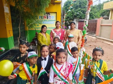 🇮🇳 DPS जूनियर में धूमधाम से मनाया गया 80वाँ स्वतंत्रता दिवस, कार्यक्रम में विद्यालय की संस्थापिका अर्पणा कुमारी ने तिरंगा झंडा फहराया। इस दौरान बच्चे देशभक्ति गीतों पर नृत्य करते नजर आए। बच्चों ने देशभक्ति से जुड़े गीत, भाषण और सांस्कृतिक प्रस्तुतियां देकर सभी का मन मोह लिया।
(पूरी रिपोर्ट का लिंक कॉमेंट बॉक्स में...)