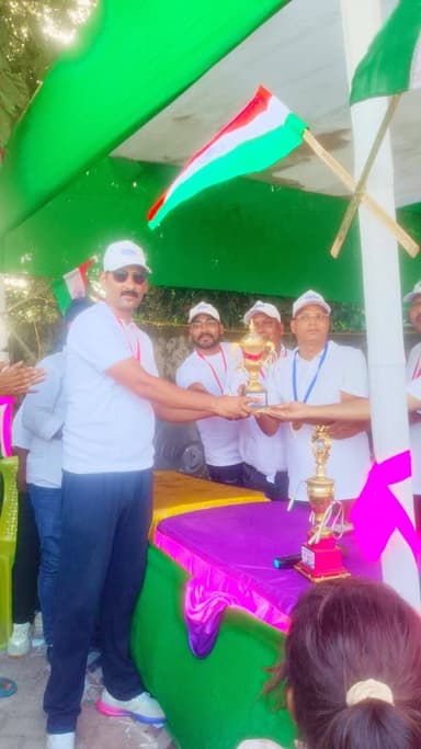 किशनगंज जिला के टेढ़ागाछ प्रखंड मुख्यालय स्थित +2 हाई स्कूल स्टेडियम में आज दिनांक 15 अगस्त 2026 को स्वतंत्रता दिवस के अवसर पर प्रखंड प्रशासन एकादश एवं नागरिक एकादश के बीच एक मैत्रीपूर्ण क्रिकेट मुकाबले का आयोजन हुआ, जिसमें आम नागरिक टिम ने मैच जीते वही
यह रोमांचक मुकाबला प्रखंड विकास पदाधिकारी के मार्गदर्शन एवं दिशा-निर्देशन में संपन्न हुआ। जिसमें उपस्थित रहे अंचल पदाधिकारी, पंचायती राज पदाधिकारी,शिक्षा पदाधिकारी, कृषि पदाधिकारी,थानाध्यक्ष,माफिटोला SSB चौकी इंस्पेक्टर,पैकटोला SSB चौकी अधिकारी जवान, के साथ अन्य अधिकारी कर्मचारी, की मौजूदगी में क्रिकेट मैच 12-12 ओवर का खेला गया जिसमें आम नागरिक टॉस जीतकर बल्लेबाजी करते हुए 234 रन का बड़ा स्कोर खड़ा किया वही प्रखंड प्रशासन क्रिकेट टिम बल्लेबाजी करने उतरे और 12 ओवर में 151 रन ही बना सके, इस प्रकार आम नागरिक 83 रन से मैच जीते, वही प्रशासन द्वारा दोनों टिमों को कप मैडल इत्यादि से सम्मानित किया,
दोनों टीमों के खिलाड़ियों ने खेल भावना, अनुशासन एवं आपसी सौहार्द का उत्कृष्ट परिचय दिया। मुकाबला प्रारंभ से ही रोमांचक रहा और दर्शकों ने खिलाड़ियों का उत्साहवर्धन किया गया #viralpost
#viralreelschallenge
#viralchallenge
#vacaciones
#videogames
#venezuela
#viralreels
#2026Goals
#newyork
District Kishanganj Kishanganj Police