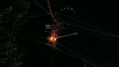 🚨 ब्रेकिंग न्यूज़ | दरभंगा
🔥 मेट्रो हॉस्पिटल के पास बिजली के मेन लाइन बॉक्स में लगी आग!
लहेरियासराय थाना क्षेत्र के बाकरगंज, गायत्री मंदिर रोड पर रात करीब 8:50 बजे तेज आवाज के बाद अफरा-तफरी मच गई। लोगों के घरों से बाहर निकलने के बाद काफी मशक्कत से आग पर काबू पाया गया।
⚡ शुरुआती जानकारी के अनुसार 11,000 वोल्ट के बिजली बॉक्स में आग लगी थी।
#Darbhanga #BreakingNews #Bakarganj #Laheriasarai #DarbhangaNews #BiharNews #ElectricityFire #DarbhangaLive