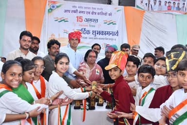 बड़ामलहरा में शान से लहराया तिरंगा, एक सैकड़ा लोग हुए सम्मानित