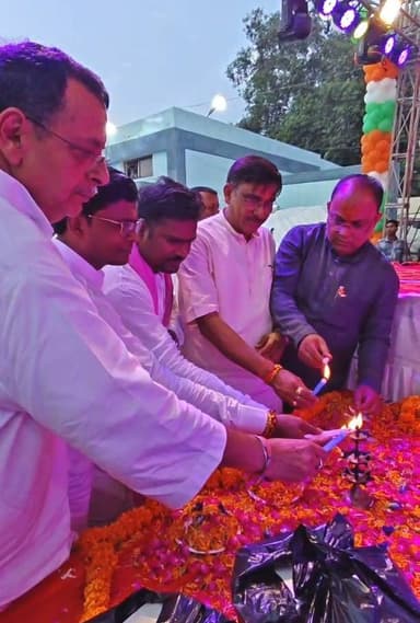 80वें स्वतंत्रता दिवस पर नगर पालिका के द्वारा घंटा घर परिसर में भव्य सांस्कृतिक कार्यक्रम
मीरजापुर। 80वें स्वतंत्रता दिवस के उपलक्ष्य में नगर पालिका परिषद मीरजापुर की ओर से घंटा घर परिसर में भव्य सांस्कृतिक कार्यक्रम का आयोजन किया गया। कार्यक्रम का शुभारंभ मुख्य अतिथि नगर विधायक रत्नाकर मिश्रा, नगर पालिका अध्यक्ष श्याम सुंदर केशरी एवं भाजपा जिलाध्यक्ष लाल बहादुर सरोज ने दीप प्रज्ज्वलित कर किया।
कार्यक्रम में कलाकारों ने देशभक्ति से ओत-प्रोत एवं भारतीय संस्कृति पर आधारित मनमोहक प्रस्तुतियां देकर उपस्थित लोगों का मन मोह लिया। प्रस्तुतियों ने राष्ट्रप्रेम और देशभक्ति की भावना को और प्रबल किया।
इस अवसर पर राष्ट्रीय स्वयंसेवक संघ के विभाग प्रचारक कौशल, भाजपा जिलाध्यक्ष लाल बहादुर सरोज, नगर पालिका अध्यक्ष श्याम सुंदर केशरी सहित अन्य जनप्रतिनिधि, पदाधिकारी एवं गणमान्य लोग मौजूद रहे।
कार्यक्रम में वक्ताओं ने कहा कि इस तरह के आयोजन देश की समृद्ध सांस्कृतिक विरासत और राष्ट्रभक्ति की भावना को नई पीढ़ी तक पहुंचाने का सशक्त माध्यम हैं।