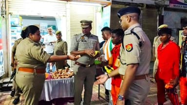 कांवड़ यात्रा के मद्देनजर नगर क्षेत्र में एसपी का भ्रमण, कांवड़ियों पर हुई पुष्पवर्षा
मिर्जापुर। शनिवार को पुलिस अधीक्षक मीरजापुर अपर्णा रजत कौशिक ने कांवड़ यात्रा के दृष्टिगत नगर क्षेत्र के विभिन्न स्थानों का भ्रमण कर सुरक्षा व्यवस्था का जायजा लिया। इस दौरान पुलिस अधीक्षक ने कांवड़ियों पर पुष्पवर्षा कर उनका स्वागत एवं अभिनंदन किया।
एसपी द्वारा कांवड़ियों को पानी की बोतल, बिस्कुट एवं फल आदि वितरित किए गए। पुलिस प्रशासन की ओर से कांवड़ यात्रा को सकुशल एवं शांतिपूर्ण संपन्न कराने के लिए श्रद्धालुओं की सुविधा और सुरक्षा पर विशेष ध्यान दिया जा रहा है।
इस दौरान पुलिस अधिकारियों एवं कर्मचारियों ने भी कांवड़ियों की सहायता करते हुए यात्रा मार्ग पर आवश्यक व्यवस्थाएं सुनिश्चित कीं।
#UPPolice #MirzapurPolice #अपर्णा_रजत_कौशिक #कांवड़_यात्रा #Mirzapur