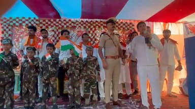मोकामा में 15 अगस्त को लेकर भारद्वाज सेंट्रल पब्लिक स्कूल में संस्कृत कार्यक्रम का आयोजन किया गया था जिसमें मोकामा विकास प्रखंड पदाधिकारी और थाना अध्यक्ष में पहुंचकर बच्चों का उत्साह बढ़ाया इसी बीच कुछ सामाजिक कार्यकर्ताओं को भी सम्मानित किया गया।
#Mokama