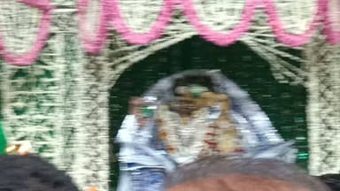 आज रविवार को बरसाना में सावन के पावन अवसर पर झूले पर झूल रही श्रीजी राधे रानी की श्रृंगार आरती के दिव्य दर्शन का सौभाग्य मिला। 🙏🌸
श्रीजी के मनमोहक श्रृंगार और झूले पर विराजमान अलौकिक स्वरूप के दर्शन कर मन भक्तिभाव से भर उठा। बरसाना धाम की पावन धरती पर यह दिव्य अनुभव श्रीजी की असीम कृपा का प्रसाद है।
श्रीजी राधे रानी की कृपा सभी पर सदैव बनी रहे, सभी के जीवन में सुख, शांति और प्रेम की वर्षा होती रहे। 🙏🌸
राधे-राधे 🙏❤️
जय श्री राधे रानी 🌸✨