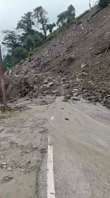 कटौला:- मंडी-बजौरा वाया कटौला सड़क कांढी के पास बन्द सड़क को खोलने में जुटी मशीनरी।