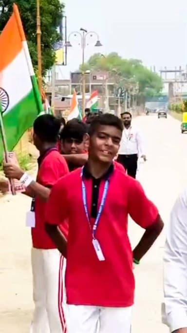 मार्था रूट मोंटेसरी स्कूल में धूमधाम से मनाया गया स्वतंत्रता दिवस का पर्व
वाराणसी के परमपुर-अकेलवा स्थित मार्था रूट मोंटेसरी स्कूल में शनिवार सुबह लगभग 09 बजे देश का 80वां स्वतंत्रता दिवस हर्षोल्लास और देशभक्ति के वातावरण में मनाया गया। कार्यक्रम का शुभारंभ विद्यालय की निदेशिका श्रीमती जी मोघबेलपुर ने ध्वजारोहण कर किया। इस अवसर पर विद्यालय के नन्हे-मुन्ने बच्चे, शिक्षक-शिक्षिकाएं एवं कर्मचारी उपस्थित रहे। ध्वजारोहण के बाद सभी ने राष्ट्रगान और झंडा गीत प्रस्तुत किया। ‘भारत माता की जय’ के जयघोष से विद्यालय परिसर गूंज उठा। बच्चों ने आकर्षक मार्च पास्ट कर देश के वीर शहीदों को नमन किया। इसके अलावा देशभक्ति गीत, नृत्य और ओजस्वी भाषण प्रस्तुत कर विद्यार्थियों ने सभी का मन मोह लिया। कार्यक्रम के दौरान बच्चों ने प्रभात फेरी भी निकाली। हाथों में तिरंगा लेकर बच्चे देशभक्ति के नारे लगाते हुए ग्रामीण क्षेत्र में पहुंचे। इस वर्ष विद्यालय ने ‘फल खाओ, फल खिलाओ, पेड़ लगाओ, पर्यावरण स्वच्छ बनाओ’ थीम को अपनाया। प्रभात फेरी के दौरान बच्चों ने ग्रामीणों को पर्यावरण संरक्षण और ‘सच्ची आजादी’ के महत्व के प्रति जागरूक किया।
#TirangaRally #LetestUpdate #indipendentday #LETESTNEWS 👇👇