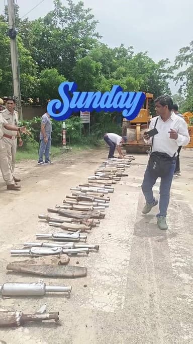 ट्रैफिक पुलिस की कार्यवाही, अवैध मोडिफाई साइलेंसर नष्ट किए