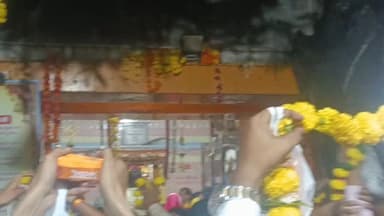 जय माँ पीताम्बरा! 🙏
आज दतिया (मध्यप्रदेश) स्थित माँ पीताम्बरा के पावन दरबार में दर्शन करने का सौभाग्य प्राप्त हुआ। माँ के चरणों में उपस्थित होकर मन को अद्भुत शांति, अपार श्रद्धा और दिव्य ऊर्जा का अनुभव हुआ। यह यात्रा जीवन की अविस्मरणीय एवं अत्यंत सुखद अनुभूति रही।
इस पुण्य यात्रा में मेरे साथ आदरणीय गोपाल सिंह राठौड़ एडवोकेट (पूर्व प्रधान, जसापुर), राहुल राजपूत (जल निगम ठेकेदार), अजीत भदौरिया (सुरासी), गौरव सिंह गौर (कार बाजार, मंगलपुर) एवं रमेश गुप्ता (मंगलपुर) भी साथ रहे।
माँ पीताम्बरा की कृपा हम सभी पर सदैव बनी रहे।
जय माँ पीताम्बरा! 🌺🚩
