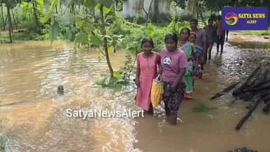 17 Families Forced to Take Shelter on Road After Rukuda Dam Releases Water
Bonai, August 16 (Satya News Alert): Following the release of water from Rukuda Dam in Bonai, 17 families in Ghatposh village under Sishadihi Gram Panchayat have been affected by flooding.
With floodwater entering their homes, the affected families were forced to leave their houses and take shelter on the roadside along with their children and belongings. Two more houses remain surrounded by floodwater, leaving the residents stranded.
The administration has launched rescue and relief operations in the affected area. Local authorities are continuing to monitor the situation and assist the affected families.