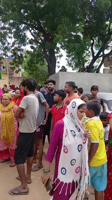 पेड़ों के नीचे पड़ा था नवजात…
कुत्ते ने खींचा तो लोगों की पड़ी नजर
#NewsUpdate
#CrimeNews
#Crime
#police
#ghazipurfaridabad
#faridabad
#voiceoffreedam
#voiceoffaridabad
