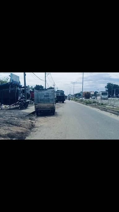 झुमरी तिलैया के बाईपास रेलवे ओवरब्रिज से महाराणा प्रताप चौक तक सर्विस लेन पर गैराज और ट्रकों का कब्जा, हादसे की आशंका
झुमरी तिलैया के बाईपास रेलवे ओवरब्रिज से महाराणा प्रताप चौक तक सर्विस लेन पर गैराज संचालकों और ट्रक चालकों का कब्जा बढ़ता जा रहा है। सड़क किनारे वाहनों के खड़े रहने से सर्विस लेन में आवागमन प्रभावित हो रहा है। वाहन चालकों के साथ पैदल राहगीरों को भी दुर्घटना की आशंका बनी रहती है। पूर्व में एसडीओ द्वारा सड़क पर वाहन खड़ा करने वालों को चेतावनी देते हुए जुर्माना भी लगाया गया था। इसके बावजूद स्थिति में सुधार नहीं हुआ है। स्थानीय लोगों ने रविवार को 11 बजे बताया कि प्रशासन से सर्विस लेन को अतिक्रमणमुक्त कर सुचारू आवागमन सुनिश्चित कराने की मांग की है।