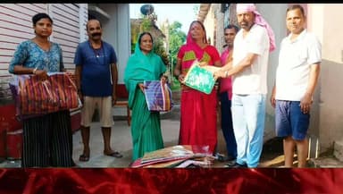 श्रावण मास की तीसरी सोमवारी पर जरूरतमंद महिलाओं के बीच साड़ी वितरण।
