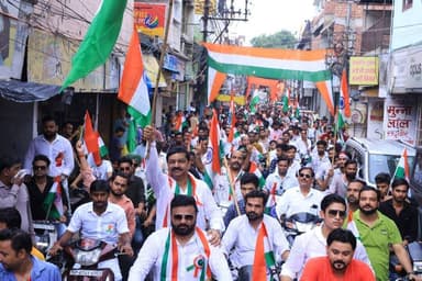 👉#तिरंगे के रंग में रंगा शाहजहांपुर, संजय गुप्ता की तिरंगा यात्रा में उमड़ा ऐतिहासिक जनसैलाब
#बिजलीपुरा से टाउन हॉल तक गूंजता रहा जय हिंद और वंदे मातरम्, जगह-जगह हुआ जोरदार स्वागत
#हजारों लोगों की भागीदारी ने रचा राष्ट्रभक्ति का अद्भुत दृश्य, हर वर्ग के लोगों ने बढ़-चढ़कर लिया हिस्सा
#बाइक रैली और तिरंगों से सजी यात्रा बनी स्वतंत्रता दिवस का आकर्षण, शहर में दिखा देशभक्ति का जुनून
#तिरंगे की आन, शान और सम्मान के साथ निकली यात्रा ने कायम की मिसाल
शाहजहांपुर। स्वतंत्रता दिवस के अवसर पर शनिवार को शाहजहांपुर में राष्ट्रभक्ति का ऐसा नजारा देखने को मिला, जिसने शहरवासियों के बीच देशप्रेम की नई ऊर्जा भर दी। समाजसेवी संजय गुप्ता (पाइप वाले) के नेतृत्व में निकली भव्य तिरंगा यात्रा में उमड़े हजारों लोगों के जनसैलाब ने इसे शहर की यादगार यात्राओं में शामिल कर दिया। हाथों में लहराते तिरंगे, बाइक रैली और चारों ओर गूंजते देशभक्ति के नारों ने पूरे शहर को तिरंगामय कर दिया।
तिरंगा यात्रा का शुभारंभ बिजलीपुरा से हुआ। यहां से यात्रा अंटा चौराहा, बेरी चौकी, केरूगंज, चौक, बहादुरगंज और सदर बाजार होते हुए टाउन हॉल पहुंची। यात्रा में बड़ी संख्या में बाइक सवार युवा और नागरिक शामिल रहे। आगे-आगे तिरंगे लहराते रहे और पीछे हजारों लोगों का कारवां देशभक्ति के जज्बे के साथ आगे बढ़ता रहा। पूरे मार्ग में जय हिंद, जय भारत, भारत माता की जय और वंदे मातरम् के उद्घोष गूंजते रहे।
यात्रा की सबसे खास बात यह रही कि इसमें समाज के हर वर्ग की भागीदारी दिखाई दी। हिंदू, मुस्लिम, सिख और ईसाई सहित विभिन्न वर्गों के लोगों ने एक साथ तिरंगा हाथ में लेकर राष्ट्रप्रेम और सामाजिक एकता का संदेश दिया। शहर के कई प्रमुख चौराहों और मार्गों पर लोगों ने समाजसेवी संजय गुप्ता का फूल-मालाओं से जोरदार स्वागत किया। कई स्थानों पर पुष्पवर्षा कर तिरंगा यात्रा का अभिनंदन किया गया। स्वागत के दौरान लोगों का उत्साह देखते ही बन रहा था।
सड़कों पर उमड़े जनसैलाब और हाथों में लहराते तिरंगों के बीच निकल रही यात्रा ने पूरे वातावरण को देशभक्ति से सराबोर कर दिया। अ देशभक्ति गीतों की धुन पर युवाओं का उत्साह देखते ही बन रहा था। जैसे-जैसे यात्रा आगे बढ़ती गई, इसमें शामिल होने वालों की संख्या भी बढ़ती गई। शहर के लोगों ने अपने घरों और प्रतिष्ठानों के बाहर निकलकर यात्रा का स्वागत किया।
संजय गुप्ता ने कहा कि तिरंगा यात्रा का उद्देश्य केवल स्वतंत्रता दिवस मनाना नहीं, बल्कि देश की एकता, अखंडता और आपसी भाईचारे का संदेश जन-जन तक पहुंचाना है। देश की आजादी के लिए अपने प्राण न्योछावर करने वाले वीर शहीदों के बलिदान को याद रखना और उनके आदर्शों पर चलना प्रत्येक नागरिक का कर्तव्य है। उन्होंने कहा कि तिरंगा हम सभी को एकता के सूत्र में बांधता है और यही देश की सबसे बड़ी ताकत है।
टाउन हॉल पहुंचने के बाद यात्रा का समापन हुआ। यहां स्वतंत्रता संग्राम सेनानियों की प्रतिमाओं पर माल्यार्पण कर श्रद्धांजलि अर्पित की गई। इसके बाद तिरंगा यात्रा में शामिल लोगों के लिए सूक्ष्म जलपान की व्यवस्था की गई। संजय गुप्ता ने ऐतिहासिक तिरंगा यात्रा में सहभागिता करने वाले सभी नागरिकों, युवाओं, व्यापारियों, सामाजिक कार्यकर्ताओं और सहयोगियों का आभार व्यक्त किया।
यात्रा में अंकित गुप्ता, श्रेय गुप्ता, दर्शन सिंह बजाज, प्रदुम्न गुप्ता समेत बड़ी संख्या में युवा, व्यापारी, सामाजिक कार्यकर्ता और आम नागरिक मौजूद रहे।
Sanjay Gupta- Pipe wale