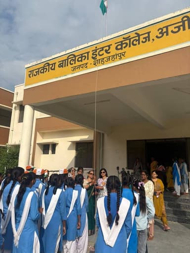 👉#स्वतंत्रता दिवस पर राजकीय इंटर कॉलेज अजीजगंज में गूंजा देशभक्ति का रंग, बच्चों ने दी मनमोहक प्रस्तुतियां
उड़ान एक उम्मीद वेलफेयर फाउंडेशन के तत्वावधान में हुआ ध्वजारोहण, विद्यार्थियों ने सांस्कृतिक प्रस्तुतियों से बांधा समां
शाहजहांपुर। स्वतंत्रता दिवस के अवसर पर उड़ान एक उम्मीद वेलफेयर फाउंडेशन द्वारा राजकीय इंटर कॉलेज, अजीजगंज में ध्वजारोहण कार्यक्रम आयोजित किया गया। कार्यक्रम में विद्यालय के छात्र-छात्राओं ने उत्साहपूर्वक भाग लिया और विभिन्न देशभक्ति प्रस्तुतियों से सभी का मन मोह लिया।
कार्यक्रम का शुभारंभ सरस्वती वंदना से हुआ। कक्षा सात की छात्राओं प्राशी, नंदिनी, अंशिका, शबुन आदि ने सरस्वती वंदना प्रस्तुत की। इसके बाद कक्षा 11 की छात्राओं अंशिका, संध्या, पूजा आदि ने देशभक्ति गीत पर शानदार प्रस्तुति दी। छात्र-छात्राओं द्वारा प्रस्तुत किए गए देशभक्ति नृत्य और अन्य सांस्कृतिक कार्यक्रम अत्यंत मनमोहक रहे। बच्चों का उत्साह और उनकी प्रतिभा देखकर उपस्थित सभी लोग अभिभूत हो गए।कार्यक्रम के दौरान उड़ान एक उम्मीद वेलफेयर फाउंडेशन की अध्यक्ष नीलम गुप्ता ने विद्यार्थियों को देश की आजादी के महत्व के बारे में महत्वपूर्ण जानकारी दी। उन्होंने कहा कि हम सभी को देश के जागरूक नागरिक बनकर देश की उन्नति में अपना योगदान देना चाहिए। उन्होंने बच्चों का उत्साहवर्धन करते हुए कहा कि वे मन लगाकर पढ़ाई करें, अपनी प्रतिभा को निखारें और भविष्य में देश एवं अपने परिवार का नाम रोशन करें।इस अवसर पर संस्था की ओर से रश्मि गुप्ता सहित विद्यालय की प्रधानाचार्या एवं शिक्षिकाएं उपस्थित रहीं। विद्यालय की प्रधानाचार्या और सभी अध्यापिकाओं का कार्यक्रम को सफल बनाने में विशेष सहयोग रहा। उनके मार्गदर्शन और सहयोग से विद्यार्थियों ने शानदार प्रस्तुतियां दीं।बच्चों की सुंदर प्रस्तुतियों और उनके उत्साह को देखकर सभी ने उनकी सराहना की तथा उनके उज्ज्वल भविष्य की कामना की। ईश्वर सभी बच्चों पर अपनी कृपा बनाए रखें और वे इसी प्रकार अपनी प्रतिभा का प्रदर्शन करते हुए देश का नाम रोशन करें।
Neelam Gupta