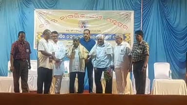 👉 ବରଗଡ଼ ଜିଲ୍ଲା ପଦ୍ମପୁର ବରିଷ୍ଠ ନାଗରିକ ସଂଘ ର ବାର୍ଷିକ ଉତ୍ସବ ପାଳିତ—
ପଦ୍ମପୁର— ବରଗଡ଼ ଜିଲ୍ଲା ପଦ୍ମପୁର ବରିଷ୍ଠ ନାଗରିକ ସଂଘ ର ବାର୍ଷିକ ଉତ୍ସବ ଓ ସମ୍ମିଳନୀ ଆଜି ପଦ୍ମପୁର ଟାଉନ୍ ହଲ୍ ଠାରେ ବେଶ୍ ଖୁସି ଓ ଆନନ୍ଦ ଉଲ୍ଲାସରେ ପାଳିତ ହୋଇଯାଇଛି। ଏହି କାର୍ଯ୍ୟକ୍ରମରେ ସହର ବହୁ ମାନ୍ୟଗଣ୍ୟ ବରିଷ୍ଠ ନାଗରିକ ଯୋଗଦାନ ଦେଇ ଉତ୍ସବର ଶୋଭା ବଢାଇଥିଲେ। ସଂଘ ସଭାପତି ଜୟ ନାରାୟଣ ତ୍ରୀପାଠୀ ଙ୍କ ସଭାପତିତ୍ବରେ ଅନୁଷ୍ଠିତ ଉତ୍ସବରେ
ପଦ୍ମପୁର ଉପ ଜିଲ୍ଲାପାଳ ଶ୍ରୀ ହେମସାଗର ଭୋଇ ଏହି ଉତ୍ସବରେ ମୁଖ୍ୟ ଅତିଥି ଭାବରେ ଯୋଗଦେଇଥିଲେ। ବାର୍ଷିକ ସମ୍ମିଳନୀରେ ସମାଜ ପ୍ରତି ବିଭିନ୍ନ କ୍ଷେତ୍ରରେ ଅବଦାନ ଦେଇଥିବା ବରିଷ୍ଠ ନାଗରିକ ମାନଙ୍କୁ ସମ୍ମାନ ପୂର୍ବକ ସମ୍ମାନିତ କରାଯାଇଥିଲା। ମୁଖ୍ୟ ଅତିଥି ଶ୍ରୀ ଭୋଇ ବରିଷ୍ଠ ନାଗରିକ ମାନଙ୍କୁ ସମାଜର ମେରୁଦଣ୍ଡ ବୋଲି ଅଭିହିତ କରି ସେମାନଙ୍କ ଅଭିଜ୍ଞତାରୁ ନୂଆ ପିଢି ଶିକ୍ଷା ନେବା ଉଚିତ୍ ବୋଲି ମତବ୍ୟକ୍ତ କରିଥିଲେ।ମଞ୍ଚ ସଞ୍ଚାଳନ ରେ ସଂଘର ଉପ ସଭାପତି ତଥା ବରିଷ୍ଠ ଆଇନଜୀବୀ ଗୈନ୍ତିଆ କୁମାର ସାହୁ, ରାମଚନ୍ଦ୍ର ତ୍ରିପାଠୀ, ପୂର୍ଣଚନ୍ଦ୍ର ତ୍ରିପାଠୀ , ପ୍ରିତ