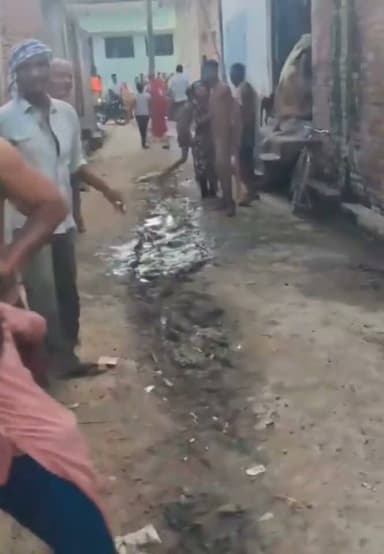 बदायूं के बिसौली में दबंगई: सरवा गांव में जमकर चले लाठी-डंडे, मारपीट का वीडियो वायरल
बदायूं (उत्तर प्रदेश): उत्तर प्रदेश के बदायूं जिले से कानून व्यवस्था को चुनौती देने वाला एक मामला सामने आया है। बिसौली कोतवाली क्षेत्र के गांव सरवा का एक वीडियो सोशल मीडिया पर तेजी से वायरल हो रहा है, जिसमें दो पक्षों के बीच जमकर मारपीट और लाठी-डंडे चलते हुए दिखाई दे रहे हैं।
कानून-व्यवस्था पर उठे सवाल
वायरल हो रहे इस वीडियो में कुछ लोग खुलेआम मारपीट करते नजर आ रहे हैं। घटना को लेकर सोशल मीडिया पर पोस्ट शेयर करते हुए लिखा गया है कि गांव में अभी भी कानून के बजाय लाठी के बल पर फैसला करने की परंपरा चल रही है।