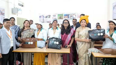 स्वतंत्रता दिवस के अवसर पर राज्यसभा सांसद श्रीमती लक्ष्मी वर्मा ने जिले के मानपुर विकासखंड में विभिन्न जनहितकारी संस्थानों एवं सुविधाओं का शुभारंभ किया।
- राज्यसभा सांसद ने आरसेटी एवं सेवा सेतु केंद्र का किया शुभारंभ
- सीखने तक सीमित न रखें, बनाएं आर्थिक सशक्तिकरण का माध्यम- राज्यसभा सांसद श्रीमती लक्ष्मी वर्मा
- सेवा सेतु केंद्र से चार से छह दिनों में मिल रहे प्रमाण पत्र, लाभान्वित हितग्राहियों से की चर्चा
- प्रशिक्षणार्थी महिलाओं को आर्थिक सशक्तिकरण के लिए किया प्रोत्साहित
#mmacdistrict_cg #chhattishgarh #GoodGovernance #IndependenceDay2026
@chhattisgarhcmo @dpr.chhattisgarh