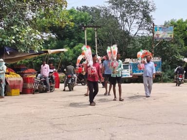 सावन का पावन महीना और शिवभक्तों की आस्था का अद्भुत संगम 🙏🚩
सोरोजी से तिगरिया (टोडाभीम) तक 12वीं कांवड़ यात्रा में शिवभक्त पूरे उत्साह और श्रद्धा के साथ कांवड़ लेकर भगवान भोलेनाथ के जयकारे लगाते हुए आगे बढ़ रहे हैं।
हर-हर महादेव 🔱
बम-बम भोले 🚩
#सावन #शिवभक्त #कांवड़_यात्रा #12वीं_कांवड़_यात्रा #सोरोजी #तिगरिया #टोडाभीम #हरहरमहादेव #बमबमभोले
