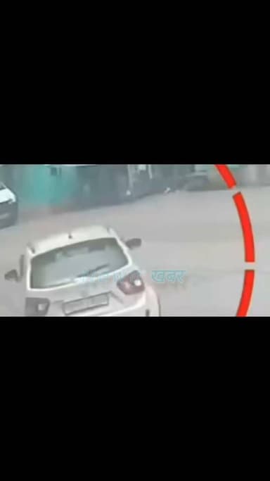 हिमाचल प्रदेश के पालमपुर में फिल्मी स्टाइल में कार से टकराई बाइक,
उछलकर गाड़ी के ऊपर से जा गिरा बाइक सवार