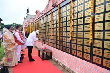 जवानों के शौर्य और बलिदान ने लिखा बस्तर का नया इतिहास—उप मुख्यमंत्री श्री विजय शर्मा
अमर वाटिका में शहीदों को श्रद्धांजलि, वीरता पदक से सम्मानित जवानों के अदम्य साहस और नक्सलवाद के खिलाफ मिली ऐतिहासिक सफलता को किया नमन