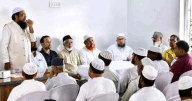 अररिया में चिकित्सा सेवा के क्षेत्र में एक नई पहल के रूप में डिवाइन हॉस्पिटल अररिया का भव्य उद्घाटन दुआ कर हुआ।
अररिया मीर नगर रोड सदर अस्पताल के पीछे यह नया क्लिनिक जमीयत उलेमा अररिया के अध्यक्ष डॉ. आबिद हुसैन के पुत्र एवं डॉ. मुईज़ आलम के भतीजे डॉ. आसिफ हुसैन का है। उद्घाटन एवं दुआईया कार्यक्रम में जमीयत उलेमा अररिया के कई पदाधिकारी, शहर के उलेमा-ए-कराम, बुद्धिजीवी, सामाजिक कार्यकर्ता तथा चिकित्सा क्षेत्र से जुड़े बड़ी संख्या में लोग शामिल हुए।
कार्यक्रम का संचालन प्रसिद्ध संचालक मौलाना नियाज़ अहमद कासमी ने किया। इस दौरान मास्टर मोहसिन, डॉ. मुईज़ आलम, डॉ. आबिद हुसैन और मुफ्ती मुहम्मद अतहरुल कासमी ने अपने विचार व्यक्त करते हुए डॉ. आसिफ हुसैन एवं उनके पूरे परिवार को नई क्लिनिक के शुभारंभ पर बधाई दी।
वक्ताओं ने डिवाइन हॉस्पिटल की शुरुआत को मानव सेवा और मानव जीवन की सुरक्षा के क्षेत्र में एक महत्वपूर्ण कदम बताते हुए डॉ. आसिफ हुसैन के लिए सफलता और बेहतर चिकित्सा सेवा की दुआ की।
कार्यक्रम के अंत में मौलाना आफताब आलम मजाहिरी की दुआ के साथ उद्घाटन समारोह संपन्न हुआ।
बताया गया कि डॉ. आसिफ हुसैन इससे पहले सिटी हॉस्पिटल में अपनी सेवाएं दे रहे थे और मिर्जा गालिब रोड स्थित अपने निजी क्लिनिक में भी मरीजों को देखते थे। अब वे सिटी हॉस्पिटल के साथ-साथ अपनी नई क्लिनिक में भी मरीजों को चिकित्सा सेवा प्रदान करेंगे।
अररिया में डिवाइन हॉस्पिटल के शुभारंभ पर हमारी ओर से डॉ. आसिफ हुसैन एवं उनके पूरे परिवार को हार्दिक शुभकामनाएं।