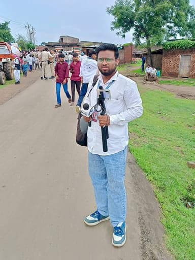 9 अगस्त को बुरहानपुर जिले के ग्राम खातला में विश्व आदिवासी दिवस के अवसर पर आयोजित भव्य कार्यक्रम को कवर करने का अवसर मिला। इस दौरान कैमरे ने कवरेज के साथ-साथ मेरे भी कुछ पल कैद कर लिए।
पत्रकारिता में ऐसे ही पल यादों का हिस्सा बन जाते हैं।
#worldtribalday #burhanpur #journalism #mojo #photojournalism