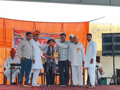 सफीदों के गांव बसीनी मे स्वतंत्रता दिवस पर मैरिट प्राप्त विद्यार्थियों को किया सम्मानित
सफीदों के गांव बसीनी में स्वतंत्रता दिवस धूमधाम और देशभक्ति के जज्बे के साथ मनाया गया। कार्यक्रम में पूर्व सैनिक सतबीर सिंह ने ध्वजारोहण किया। इस अवसर पर गांव के सरपंच जितेंद्र शर्मा व जिला परिषद प्रतिनिधि रामफल कश्यप सहित कई गणमान्य लोगों ने शिरकत की।
गांव के सरपंच जितेंद्र शर्मा ने देशवासियों को स्वतंत्रता दिवस की शुभकामनाएं देते हुए कहा कि देश की आजादी हमारे वीर शहीदों और स्वतंत्रता सेनानियों के बलिदान का परिणाम है। उन्होंने युवाओं से देश के विकास में योगदान देने का आह्वान किया।
कार्यक्रम के दौरान खातला, भूसलाना, बड़ौद व बसीनी गांवों के 10वीं और 12वीं कक्षा में 90 प्रतिशत या उससे अधिक अंक प्राप्त करने वाले मेधावी विद्यार्थियों को नगद राशि व स्मृति चिह्न देकर सम्मानित किया गया। सरपंच जितेंद्र शर्मा ने कहा कि ऐसे सम्मान से बच्चों की प्रतिभा निखरकर सामने आएगी और उनमें प्रतियोगिता की भावना बढ़ेगी। इससे विद्यार्थी भविष्य में और बेहतर प्रदर्शन करते हुए अधिक मेरिट हासिल करने के लिए प्रेरित होंगे।
उन्होंने सभी सम्मानित विद्यार्थियों के उज्ज्वल भविष्य की कामना की। इस अवसर पर मुख्य अध्यापक श्री केस अत्री, वीरेंद्र, रवि कुमार, अशोक व अंकुश सहित अन्य गणमान्य लोग मौजूद रहे।