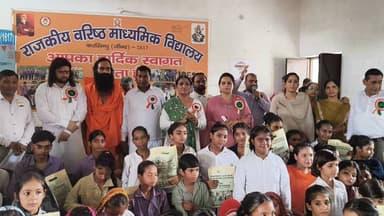 सफीदों के गांव करसिंधू में धूमधाम से मनाया गया 80वां स्वतंत्रता दिवस
सफीदों के गांव करसिंधू में 80वां स्वतंत्रता दिवस धूमधाम और देशभक्ति के जज्बे के साथ मनाया गया। कार्यक्रम में सफीदों से समाजसेवी आचार्य विकास कुमार और पूर्व सैनिक दिलबाग सिंह ने संयुक्त रूप से ध्वजारोहण किया। इस दौरान गांव के सरपंच सुरत सिंह व आचार्य धर्मदेव आचार्य योगेश कुमार विशेष रूप से मौजूद रहे। ध्वजारोहण के बाद बच्चों ने देशभक्ति से विभिन्न सांस्कृतिक प्रस्तुतियां देकर सभी का मन मोह लिया।
कार्यक्रम को संबोधित करते हुए समाजसेवी आचार्य विकास कुमार ने कहा कि स्वतंत्रता दिवस हर भारतीय के लिए गर्व और सम्मान का दिन है। वर्षों की गुलामी के बाद देश को आजादी दिलाने के लिए हमारे वीर स्वतंत्रता सेनानियों और शहीदों ने अपना जीवन तक न्योछावर कर दिया। उन्होंने कहा कि शहीदों ने हमें केवल आजादी ही नहीं दी, बल्कि देश और समाज को बेहतर बनाने की जिम्मेदारी भी सौंपी है।
उन्होंने ग्रामीणों से समाजसेवा को अपना कर्तव्य मानने का आह्वान करते हुए कहा कि जरूरतमंद परिवारों की मदद, गरीब बच्चों की शिक्षा में सहयोग, बेटियों को आगे बढ़ाने और पर्यावरण संरक्षण के लिए सभी को मिलकर प्रयास करना चाहिए। साथ ही नशे जैसी सामाजिक बुराइयों के खिलाफ भी लोगों को जागरूक करने की जरूरत है।
आचार्य विकास कुमार ने कहा कि देश की असली ताकत हमारी एकता में है। जाति, धर्म और आपसी भेदभाव से ऊपर उठकर हमें एक-दूसरे का साथ देना होगा। उन्होंने बच्चों से मेहनत और लगन के साथ शिक्षा प्राप्त कर गांव, शहर और देश का नाम रोशन करने की अपील की।
उन्होंने महान स्वतंत्रता सेनानियों और शहीदों को नमन करते हुए कहा, “देश से बड़ा कुछ नहीं, समाज की सेवा से बड़ा कोई धर्म नहीं और इंसानियत से बड़ी कोई पहचान नहीं
कार्यक्रम में अध्यापक निर्मला, अध्यापक शक्ति सिंह, शिखा शर्मा, रेखा, कुसुम, रोहतास, समाजसेवी ऋषि लाल, राजरानी और संदीप रविन्द्र बोहत संदीप बोहत सहित अनेक ग्रामीण मौजूद रहे